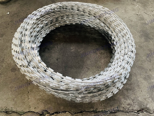 Ζεστό βουτηγμένο γαλβανισμένο ξυράφι Concertina Wire Security Fencing με το απαιτούμενο μήκος ξυραφιού Barb των πελατών