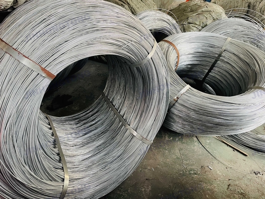 350-550N/mm2 Δυνατότητα τέντωσης 0.7mm 0.8mm 1.2mm 1.6mm 1.8mm 2mm Διαμέτρου Ζεστό Ζαλβανωμένο Ελαφρύ Χάλυβα MS GI Σύρμα για Δίκτυο