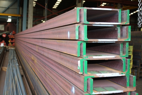 Άμεση ASTM Q235 Q345 Ζεστή έλαση Χάλυβα U σχήμα δομοστοιχίας U-Bar τιμολόγηση κατά πραγματικό βάρος διατρυμμένο ή όχι