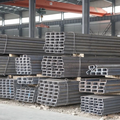 Άμεση ASTM Q235 Q345 Ζεστή έλαση Χάλυβα U σχήμα δομοστοιχίας U-Bar τιμολόγηση κατά πραγματικό βάρος διατρυμμένο ή όχι
