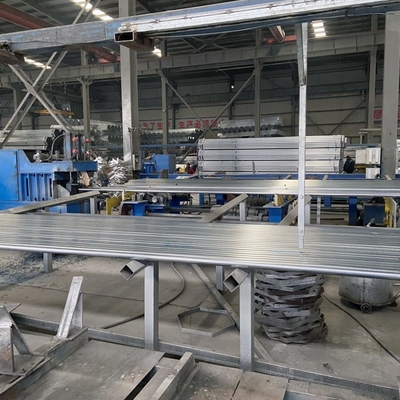 Astm Standard St37 Κούφος τετραγωνικός σωλήνας 2,5 ιντσών Ζυγισμένα σωλήνες χάλυβα Ζεστό βύθισμα Ζυγισμένα τετραγωνικά σωλήνα με συγκόλληση και χωρίς συγκόλληση