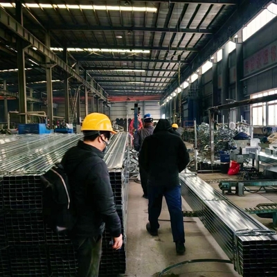 Astm Standard St37 Κούφος τετραγωνικός σωλήνας 2,5 ιντσών Ζυγισμένα σωλήνες χάλυβα Ζεστό βύθισμα Ζυγισμένα τετραγωνικά σωλήνα με συγκόλληση και χωρίς συγκόλληση